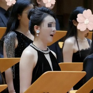 开云体育app-女子穿礼服退款后续：身份被扒已社死，工作被停职，商家准备起诉