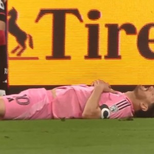 开云电子-梅西小禁区前扣过对手，兜射擦着门柱偏出后躺在地上叹息