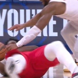 开云体育app-这就是态度！恩比德倒地与多名骑士球员争球