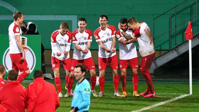 1612351752762024526.jpg hocherfreute-sieger-die-spieler-von-rot-weiss-essen-ziehen-ins-viertelfinale-des-dfb-pokals-ein-.jpg